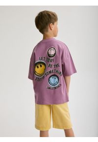 Reserved - T-shirt oversize SmileyWorld® - fioletowy. Kolor: fioletowy. Materiał: bawełna, dzianina