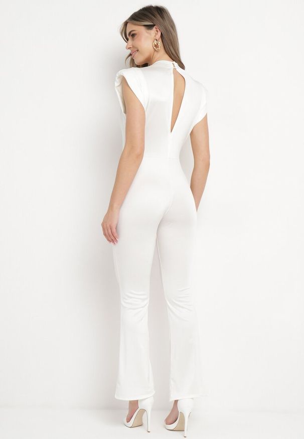 Born2be - Biały Kombinezon z Rozszerzanymi Nogawkami i Poduszkami w Ramionach Atearai. Okazja: na co dzień. Kolor: biały. Długość rękawa: krótki rękaw. Długość: krótkie. Styl: casual, elegancki