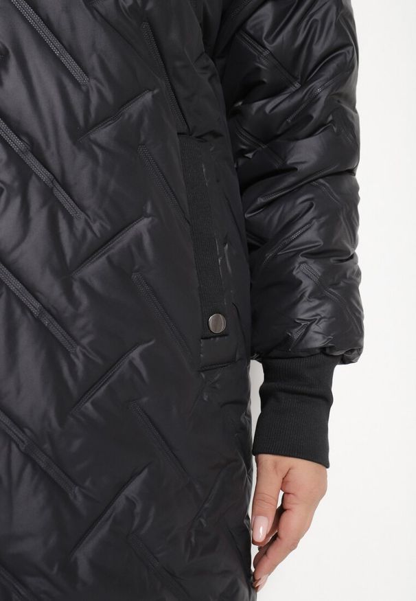 Born2be - Czarna Kurtka Pikowana z Kapturem z Futerkiem z Możliwością Odpięcia Rinnavia. Okazja: na co dzień. Typ kołnierza: kaptur. Kolekcja: plus size. Kolor: czarny. Długość: długie. Wzór: aplikacja. Materiał: futro. Długość rękawa: długi rękaw. Styl: elegancki, casual