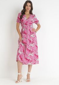 Born2be - Fuksjowa Sukienka Midi z Głębokim Dekoltem i Gumką w Pasie z Wiskozy Arevik. Kolor: różowy. Materiał: wiskoza. Długość: midi #1