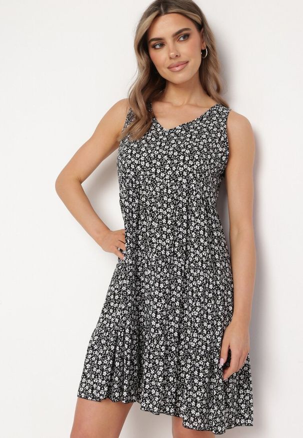 Born2be - Czarna Bawełniana Sukienka w Kwiaty z Falbanką Rissafa. Okazja: na co dzień. Kolor: czarny. Materiał: bawełna. Wzór: kwiaty. Typ sukienki: proste. Styl: casual