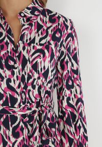 Born2be - Fuksjowa Koszulowa Sukienka Midi z Wiązanym Paskiem Evalyn. Kolor: różowy. Materiał: materiał. Długość rękawa: długi rękaw. Typ sukienki: koszulowe. Długość: midi #2