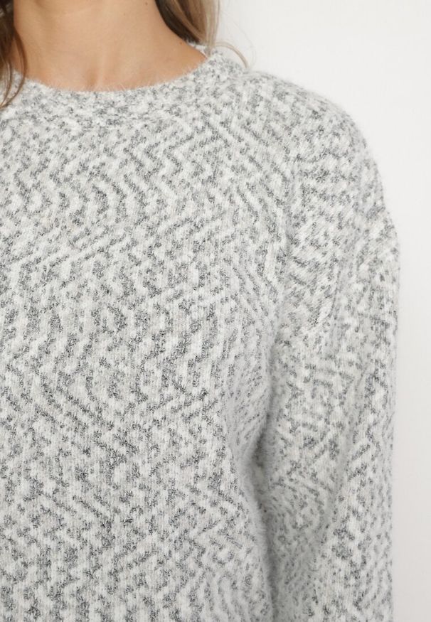 Born2be - Czarny Klasyczny Sweter Oversize z Wiskozą Tarenta. Kolor: czarny. Materiał: wiskoza. Sezon: zima. Styl: klasyczny