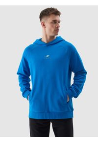 4f - 4F Bluza dresowa nierozpinana z kapturem z bawełny organicznej męska - kobaltowa L. Okazja: na co dzień. Typ kołnierza: kaptur. Kolor: niebieski. Materiał: bawełna, dresówka. Długość rękawa: raglanowy rękaw. Wzór: gładki, nadruk, ze splotem. Styl: sportowy, casual