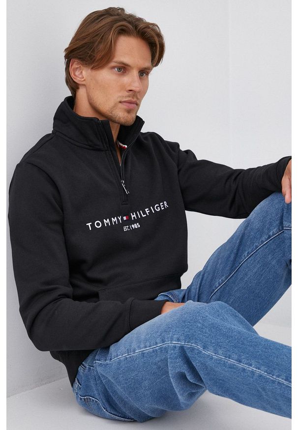 TOMMY HILFIGER - Tommy Hilfiger - Bluza. Okazja: na co dzień. Kolor: czarny. Materiał: bawełna, dzianina. Długość: krótkie. Wzór: haft. Styl: casual