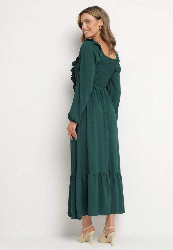Born2be - Ciemnozielona Sukienka Długa Rozkloszowana z Ozdobnymi Falbankami Ferellia. Typ kołnierza: kołnierz z falbankami. Kolor: zielony. Materiał: jeans, materiał. Typ sukienki: rozkloszowane. Długość: maxi