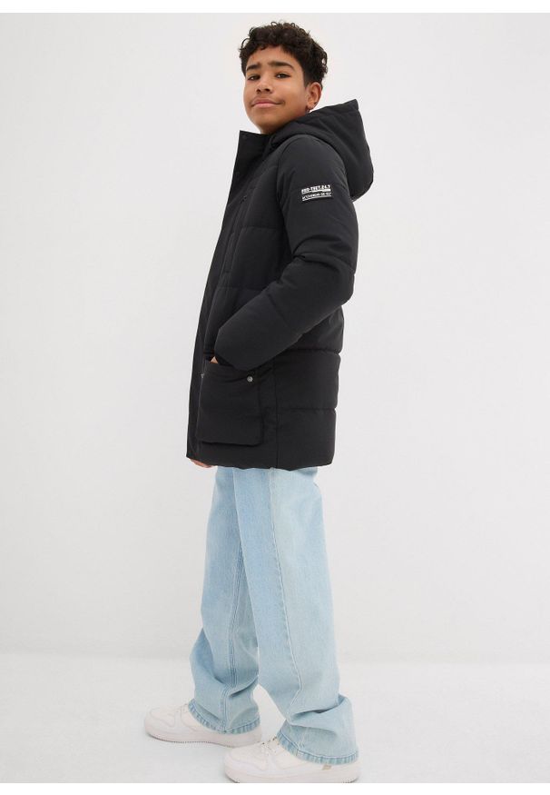 bonprix - Pikowana parka ze sportowymi detalami i kapturem. Kolor: czarny. Sezon: zima. Styl: sportowy