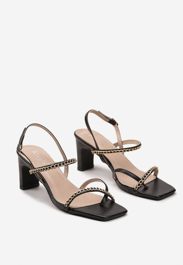 Renee - Czarne Sandały na Obcasie Ozdobione Drobnymi Łańcuszkami Sakira. Kolor: czarny. Wzór: aplikacja. Obcas: na obcasie. Wysokość obcasa: średni