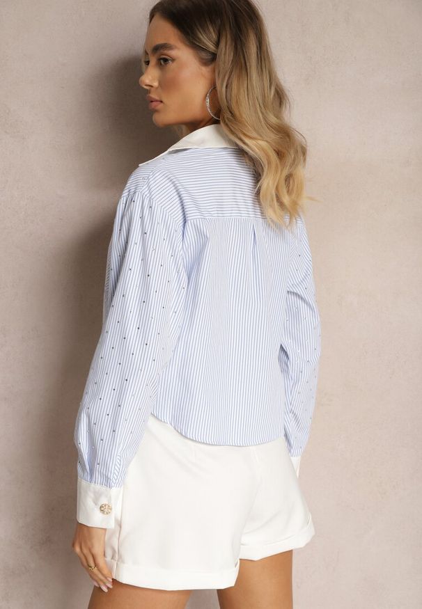 Renee - Niebieska Koszula o Skróconym Fasonie z Cyrkoniami Levima. Okazja: na co dzień. Typ kołnierza: dekolt w serek, kołnierzyk klasyczny. Kolor: niebieski. Materiał: jeans. Styl: klasyczny, glamour, elegancki, casual