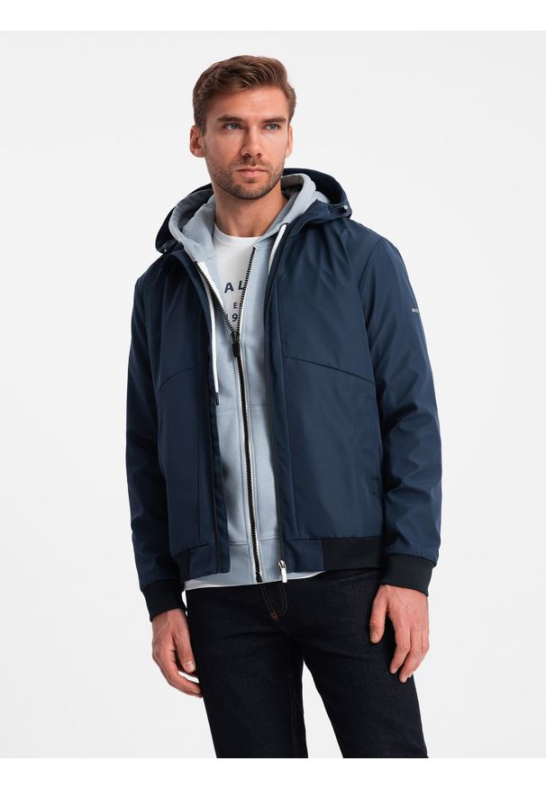 Ombre Clothing - Lekka męska kurtka z kapturem i siateczkową podszewką – granatowa V1. Okazja: na co dzień. Typ kołnierza: kaptur. Kolor: niebieski. Materiał: tkanina, poliester, materiał. Wzór: aplikacja. Styl: casual