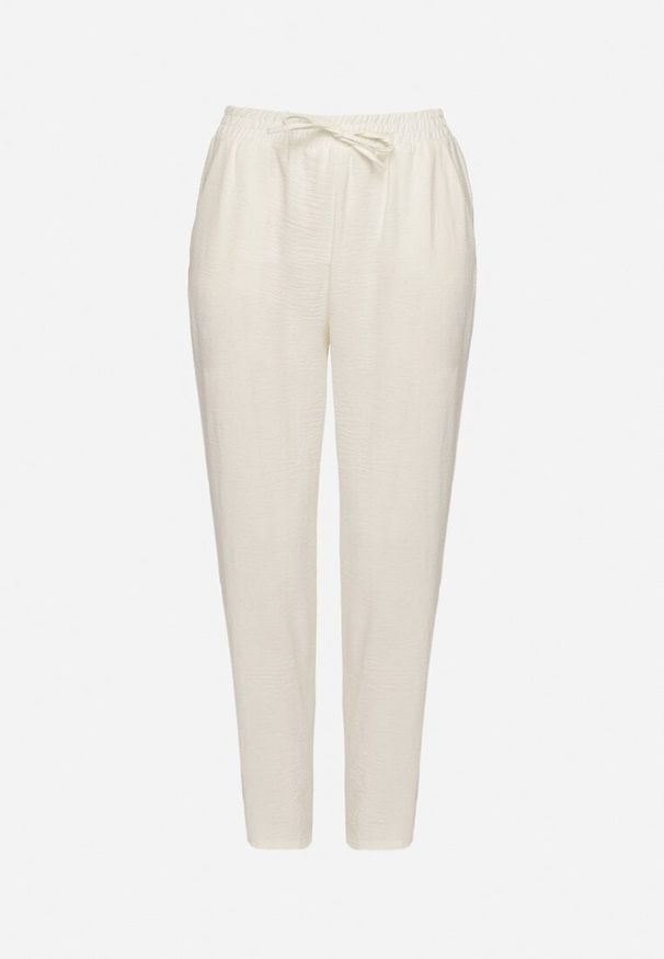 Born2be - Białe Spodnie Wiązane Troczkiem w Pasie ze Zwężającymi się Nogawkami Starila. Okazja: na co dzień. Kolor: biały. Materiał: len. Styl: casual, wakacyjny, elegancki