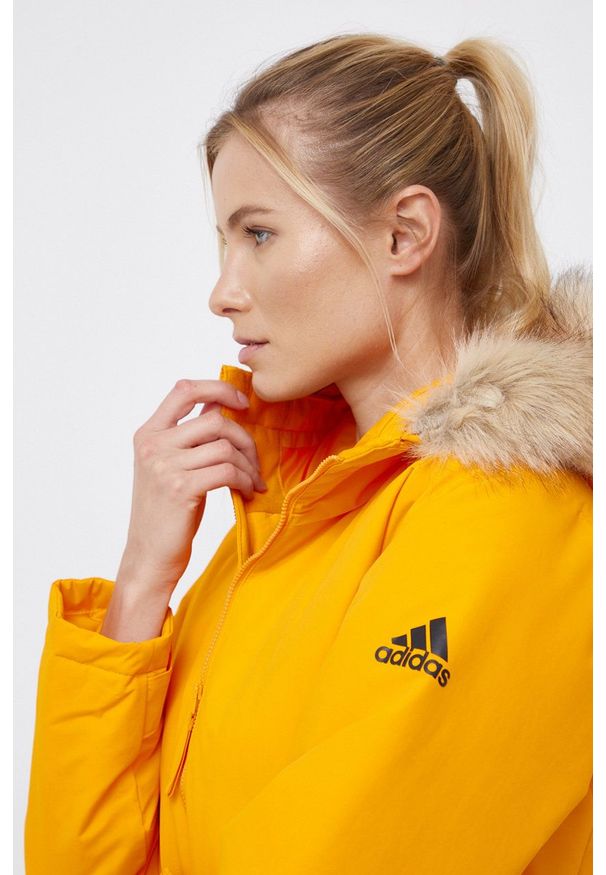 adidas Performance - Kurtka. Kolor: pomarańczowy. Materiał: futro, materiał. Długość: długie