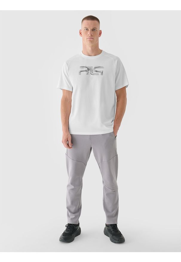 4f - 4F T-shirt oversize męski 4F x Robert Lewandowski - biały L. Kolor: biały. Materiał: dzianina, bawełna, jersey. Długość rękawa: krótki rękaw. Długość: krótkie. Wzór: gładki, nadruk, ze splotem. Styl: klasyczny