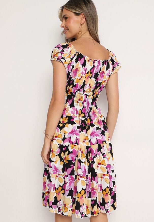 Born2be - Czarno-Różowa Rozkloszowana Bawełniana Sukienka z Gumką w Pasie i Ozdobnymi Guzikami Nelsie. Okazja: na co dzień. Kolor: czarny. Materiał: bawełna. Długość rękawa: krótki rękaw. Sezon: wiosna, lato. Styl: casual, elegancki