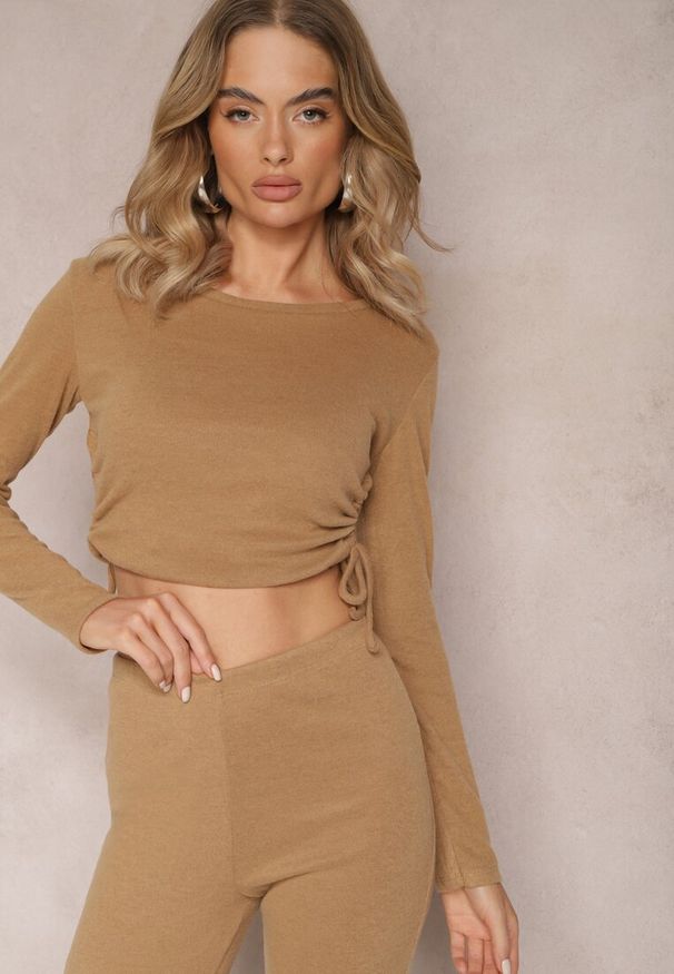 Renee - Brązowa Bluzka z Regulowanymi Paskami Po Bokach Awetrisa. Kolor: brązowy. Długość rękawa: długi rękaw. Długość: długie. Styl: klasyczny