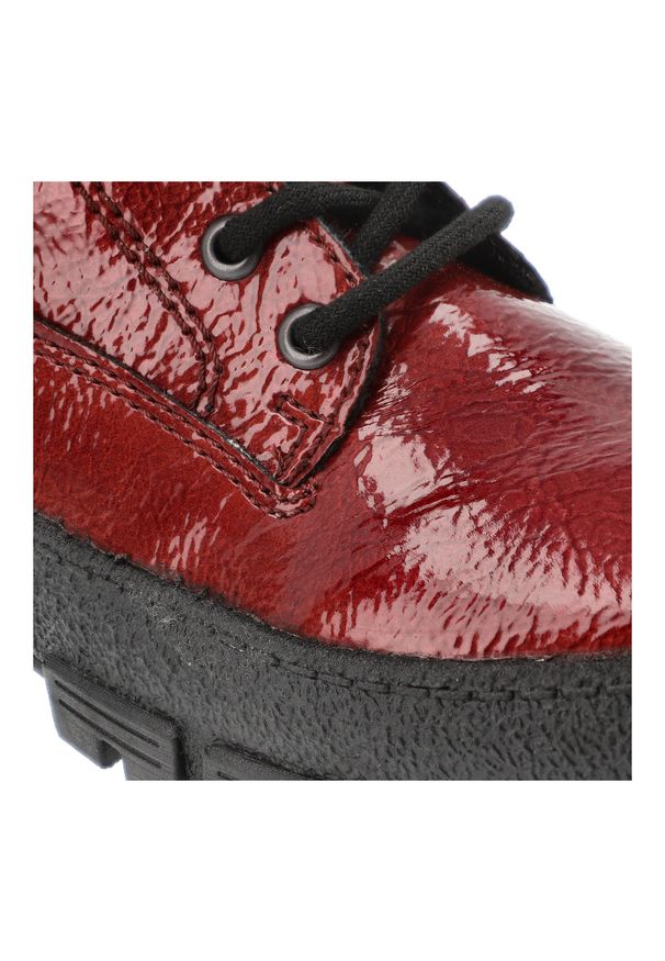 Czerwone Botki Rieker Lakierowane Buty Damskie. Okazja: na co dzień. Zapięcie: sznurówki. Kolor: czerwony. Materiał: lakier. Szerokość cholewki: normalna. Sezon: zima. Styl: casual, klasyczny