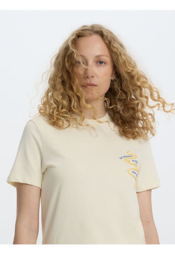 Reserved - T-shirt z nadrukiem i haftem - jasnożółty. Kolor: żółty. Materiał: dzianina, bawełna. Wzór: nadruk, haft
