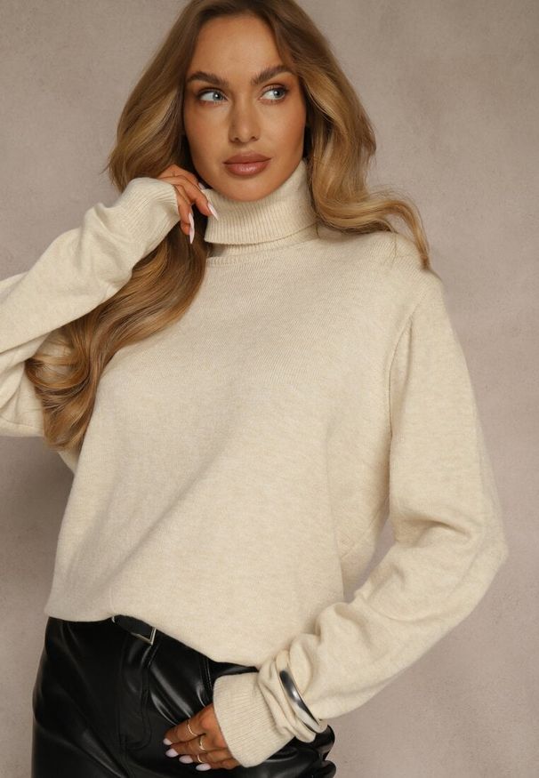 Renee - Jasnobeżowy Casualowy Golf z Bawełną i Wełną Reillisa. Okazja: na co dzień. Typ kołnierza: golf. Kolor: beżowy. Materiał: wełna, bawełna. Styl: casual