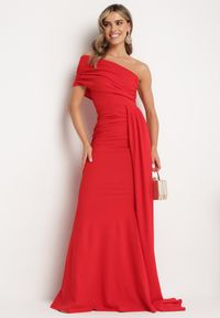 Born2be - Czerwona Dopasowana Sukienka Maxi z Ozdobnym Trenem Iralia. Kolor: czerwony. Typ sukienki: asymetryczne. Długość: maxi #5