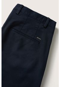 Mango Man spodnie męskie kolor granatowy w fasonie chinos. Okazja: na co dzień. Kolor: niebieski. Materiał: tkanina, włókno. Wzór: gładki. Styl: casual #7