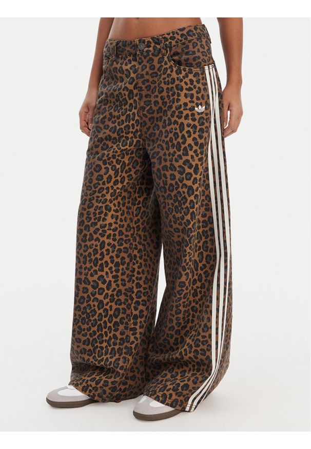 Adidas - adidas Jeansy KA2680 Brązowy Loose Fit. Kolor: brązowy