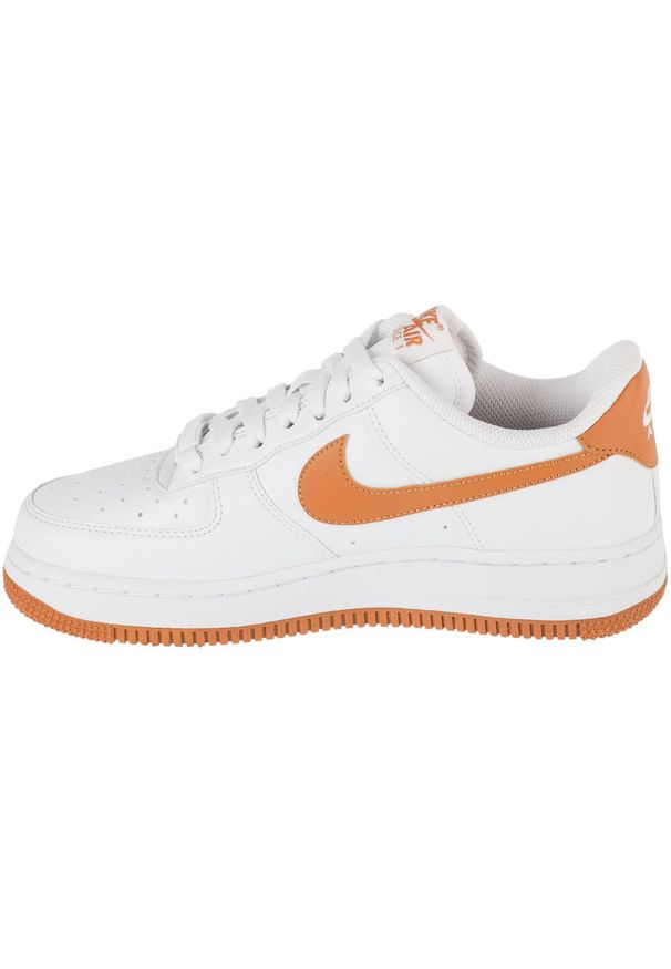 Buty do chodzenia damskie Nike W Air Force 1. Zapięcie: sznurówki. Kolor: biały. Materiał: tkanina, skóra, materiał, syntetyk. Szerokość cholewki: normalna. Model: Nike Air Force. Sport: turystyka piesza