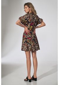 Sukienki.shop - Sukienka koszulowa w kwiaty rozkloszowana mini z guzikami wiskozowa. Okazja: do pracy. Materiał: wiskoza. Wzór: kwiaty. Sezon: lato. Typ sukienki: koszulowe. Styl: wizytowy. Długość: mini