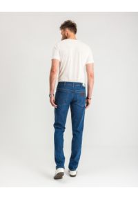 Wrangler - MĘSKIE SPODNIE JEANSOWE WRANGLER TEXAS SLIM GAME ON W12ST112E 112126517. Długość: krótkie. Wzór: aplikacja, napisy, jednolity. Sezon: lato. Styl: retro, klasyczny