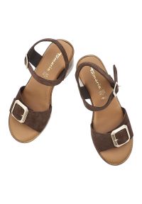 Sandały damskie Tamaris, cholewka ze skóry zamszowej na stabilnym słupku z szerokimi paskami i regulowanym zapięciem przy kostce ozdobione dużą klamr. Okazja: na co dzień. Zapięcie: pasek. Kolor: brązowy. Wzór: aplikacja. Materiał: zamsz, skóra. Sezon: lato. Obcas: na słupku. Styl: casual, elegancki, klasyczny. Wysokość obcasa: średni #6