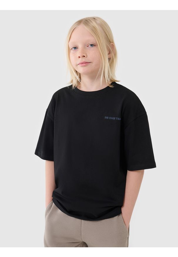 4f - T-shirt oversize z napisem chłopięcy - czarny. Okazja: na co dzień. Kolor: czarny. Materiał: bawełna, jersey, dzianina. Długość rękawa: krótki rękaw. Długość: krótkie. Wzór: napisy. Sezon: lato. Styl: sportowy, casual, klasyczny