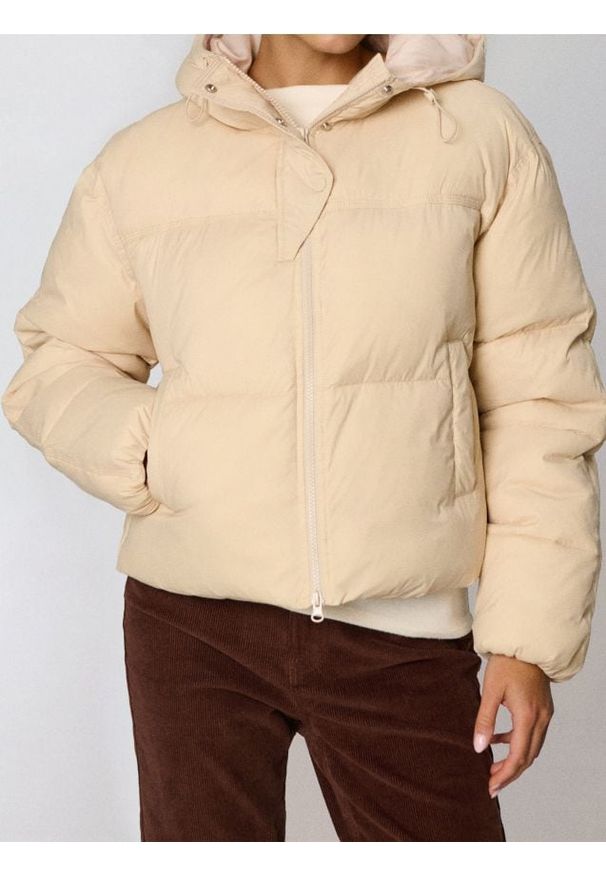 Sinsay - Pikowana kurtka puffer z kapturem - brązowy. Kolor: brązowy