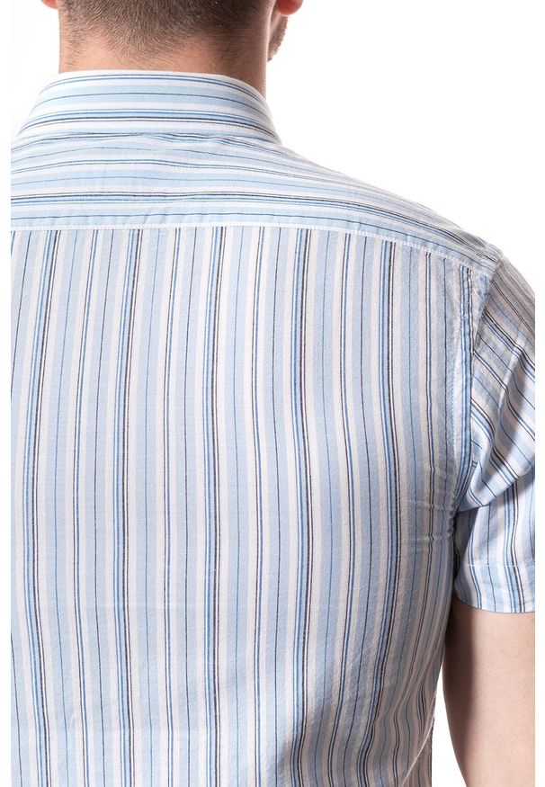 Wrangler - KOSZULA MĘSKA KRÓTKI RĘKAW WRANGLER SS 1PKT BUTTON-DOWN SAPPHIRE BLUE W5944NQBT 112129756. Typ kołnierza: button down. Materiał: bawełna. Długość rękawa: krótki rękaw. Długość: krótkie