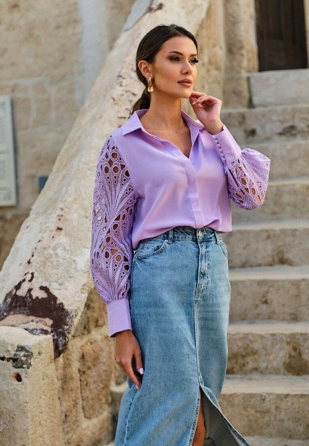 Renee - Fioletowa Koszula Apostoros. Okazja: do pracy, na spotkanie biznesowe, na co dzień. Typ kołnierza: kołnierzyk klasyczny. Kolor: fioletowy. Materiał: koronka, jeans. Styl: klasyczny, casual, biznesowy