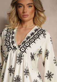 Renee - Czarno-Kremowa Sukienka Ozdobiona Ornamentalnym Wzorem z Wiskozą Daviloria. Okazja: na co dzień. Typ kołnierza: dekolt kopertowy. Kolor: czarny. Materiał: wiskoza. Długość rękawa: krótki rękaw. Wzór: aplikacja. Typ sukienki: kopertowe. Styl: casual #4