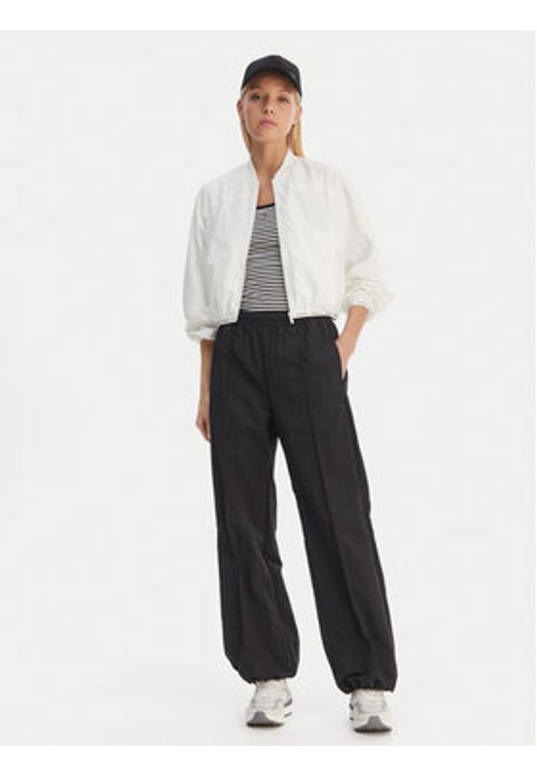 Tommy Jeans Kurtka bomber DW0DW22323 Biały Regular Fit. Kolor: biały. Materiał: syntetyk