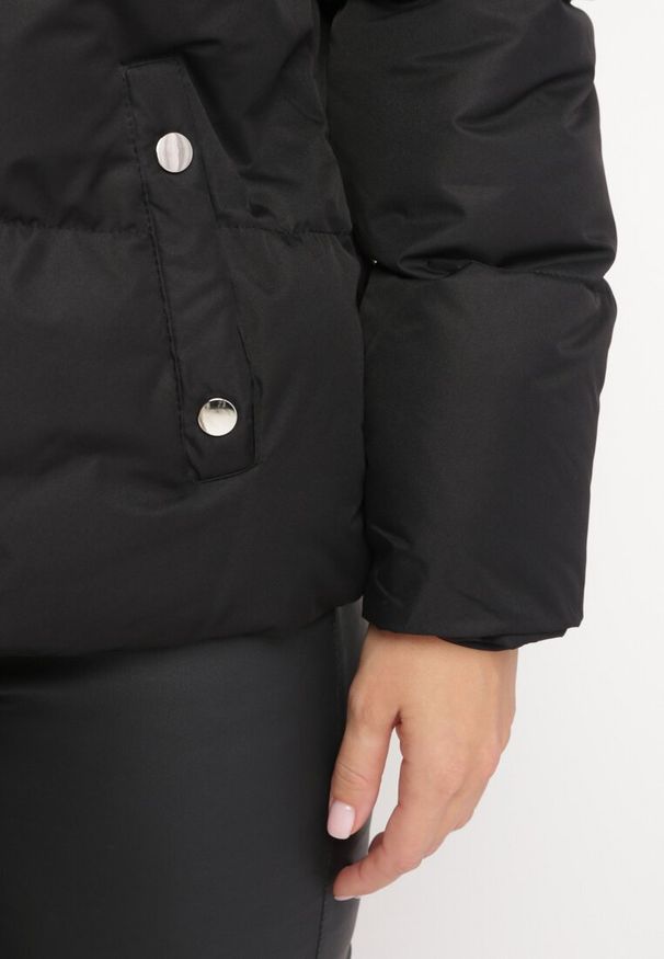 Born2be - Czarna Kurtka Pikowana ze Stójką Astasia. Typ kołnierza: kołnierzyk stójkowy. Kolor: czarny. Wzór: jednolity. Sezon: zima, jesień. Styl: elegancki