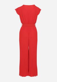 Born2be - Czerwony Kombinezon o Kopertowym Kroju z Plisami i Paskiem w Talii Salivania. Okazja: na ślub cywilny, na imprezę, na wesele, na studniówkę. Kolor: czerwony. Styl: klasyczny, elegancki #5