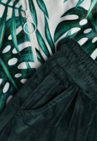 Renee - Ciemnozielony Welurowy Komplet Dresowy z Wzorzystą Bluzą z Kapturem i Joggerami Rouviana. Kolor: zielony. Materiał: welur, dresówka #4