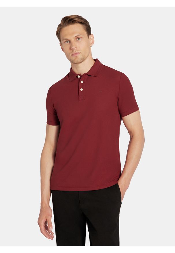 Pako Lorente - PAKO LORENTE - Bordowy t-shirt polo na trzy guziczki. Okazja: na co dzień. Typ kołnierza: polo. Kolor: czerwony, różowy, oliwkowy. Materiał: bawełna, poliester. Sezon: jesień. Styl: casual