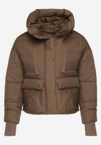 Born2be - Brązowa Pikowana Krótka Kurtka z Nieodpinanym Kapturem i Ozdobnymi Tasiemkami Mevannia. Okazja: na co dzień. Kolor: brązowy. Materiał: jeans. Długość: krótkie. Styl: casual #4