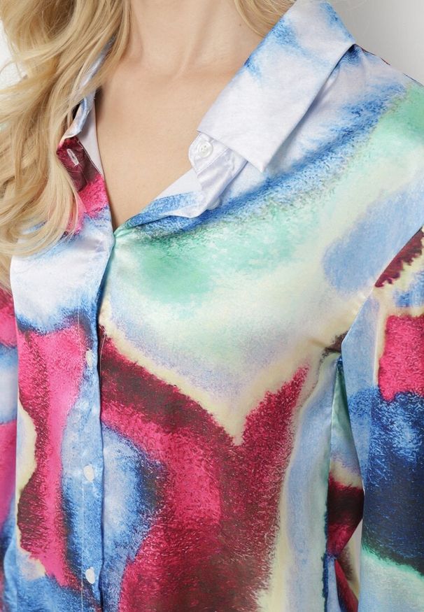 Born2be - Niebiesko-Różowa Koszula w Abstrakcyjny Wzór Tie-Dye Ivarte. Okazja: na spotkanie biznesowe. Kolor: niebieski. Materiał: jeans, wiskoza. Styl: biznesowy, elegancki