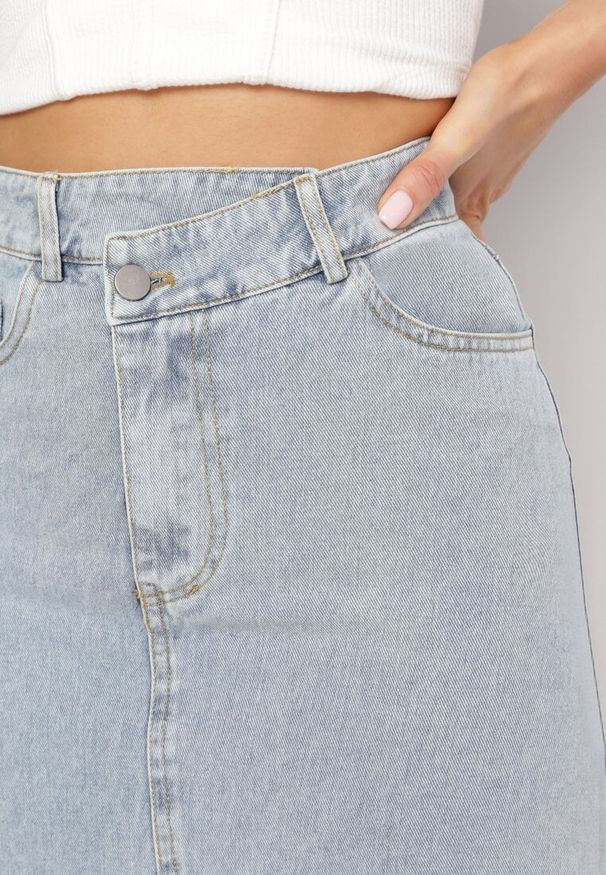 Born2be - Jasnoniebieska Jeansowa Spódnica z Wysokim Stanem i Postrzępionym Dołem Hayva. Stan: podwyższony. Kolor: niebieski. Materiał: jeans. Styl: klasyczny