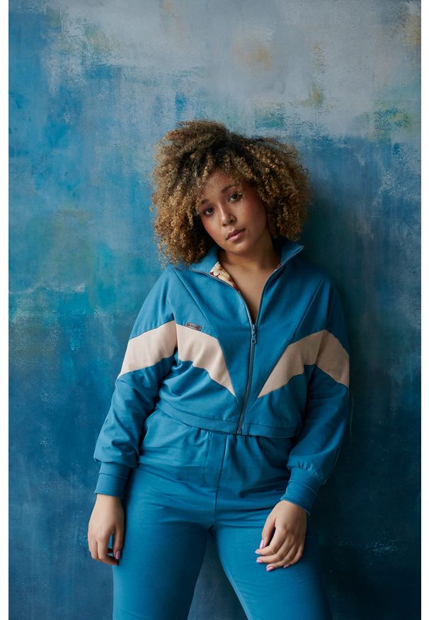 blue shadow - Bluza Damska Bebee BS Blue Stone / Beż 2630. Typ kołnierza: kołnierzyk stójkowy. Kolekcja: plus size. Kolor: beżowy. Materiał: jeans, dresówka, wiskoza, tkanina, bawełna. Sezon: lato. Styl: retro