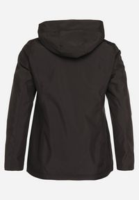 Born2be - Czarna Kurtka Wiatrówka z Nieodpinanym Kapturem i Ściągaczami Mevaria. Okazja: na co dzień, na spacer. Typ kołnierza: kaptur. Kolekcja: plus size. Kolor: czarny. Materiał: jeans, tkanina. Styl: casual #7