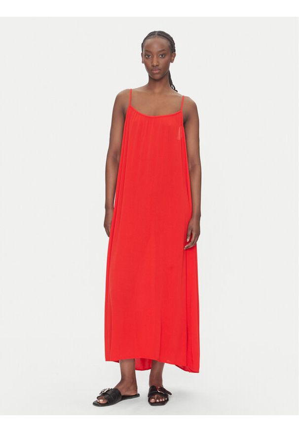 only - ONLY Sukienka letnia Niki 15344611 Czerwony Regular Fit. Kolor: czerwony. Materiał: wiskoza. Sezon: lato
