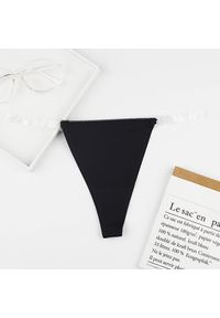 Intica - Stringi z przezroczystymi paskami i eleganckim detalem Iva. Kolor: czarny. Materiał: materiał. Wzór: paski