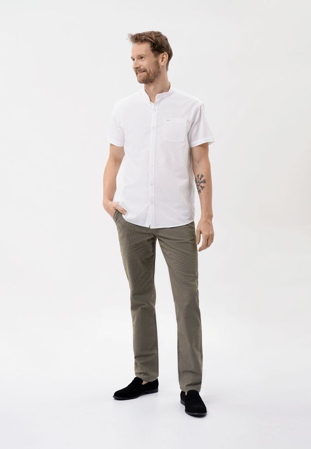 Volcano - Spodnie chino, Regular Fit, R-PETRO. Okazja: na co dzień. Materiał: nubuk, materiał, bawełna, tkanina, elastan. Wzór: aplikacja. Styl: klasyczny, casual, elegancki