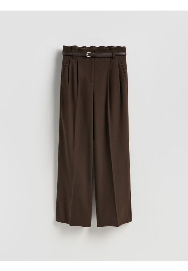 Reserved - Spodnie z paskiem - ciemnobrązowy. Kolor: brązowy. Materiał: tkanina, wiskoza