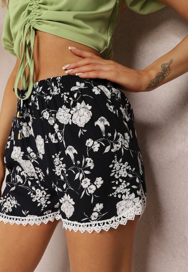 Renee - Granatowe Szorty Ozdobione Wzorem w Kwiaty i Koronką Ralina. Okazja: na co dzień, na spacer. Kolor: niebieski. Materiał: koronka. Wzór: aplikacja, koronka, kwiaty. Styl: casual, elegancki