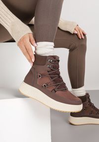 Born2be - Brązowe Śniegowce Vices na Grubej Tłoczonej Podeszwie Gelena. Okazja: na co dzień. Kolor: brązowy. Materiał: jeans. Sezon: zima. Styl: casual, elegancki